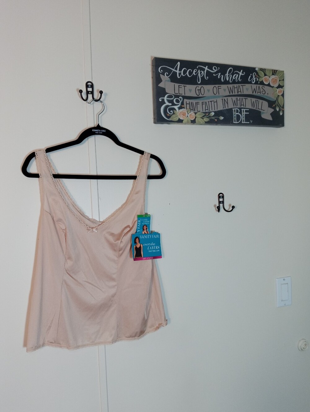 NWT Vanity Fair Large Beige Anti Static Half Slip